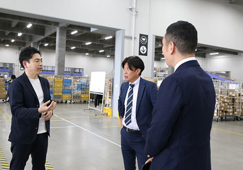 左から西尾浩紀氏(プロロジスコンサルティングパートナー)、大崎様、プロロジス営業部/中山 左から西尾浩紀氏(プロロジスコンサルティングパートナー)、大崎様、プロロジス営業部/中山