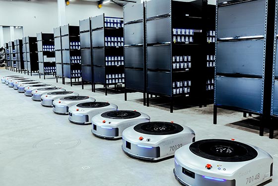 「プロロジスパーク千葉ニュータウン内」倉庫内の無人搬送ロボット 「プロロジスパーク千葉ニュータウン内」倉庫内の無人搬送ロボット