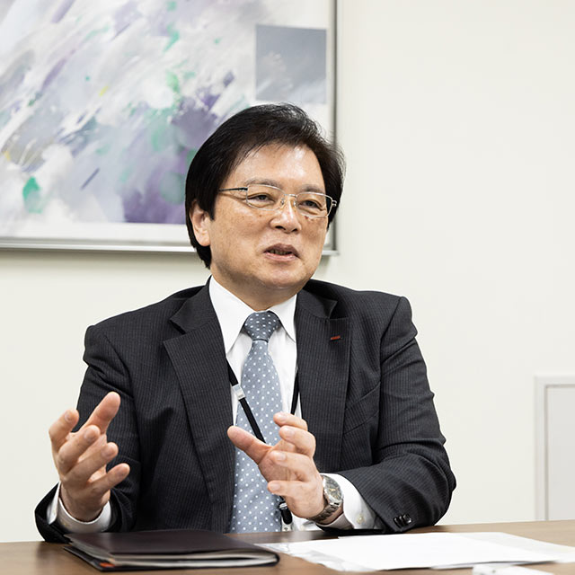 新開トランスポートシステムズ 代表取締役社長 佐藤 勝 様 新開トランスポートシステムズ 代表取締役社長 佐藤 勝 様