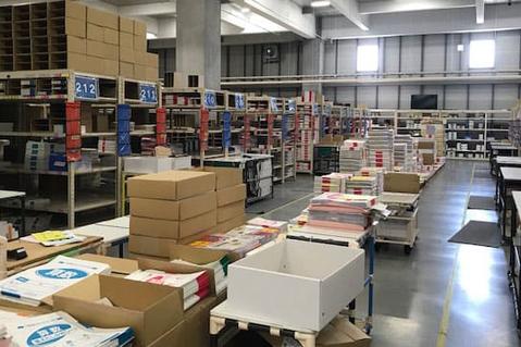 ご利用事例-光文書院流通センター(裁断・製本作業) ご利用事例-光文書院流通センター(裁断・製本作業)